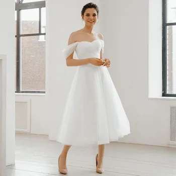 Кратко сватбена рокля от бял тюл с открити рамене, сватбени рокли трапецовидна форма за жени 2023, сватбената рокля миди с отворен гръб с дължина до чай