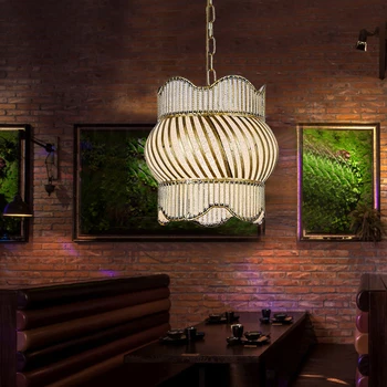Тайландски творчески кафе марокански бар, ресторант, полилеи от цветно винтажного стъкло в пътеката